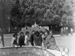 Żeńska drużyna siatkówki LZS Zbiersk początek lat sześćdziesiątych